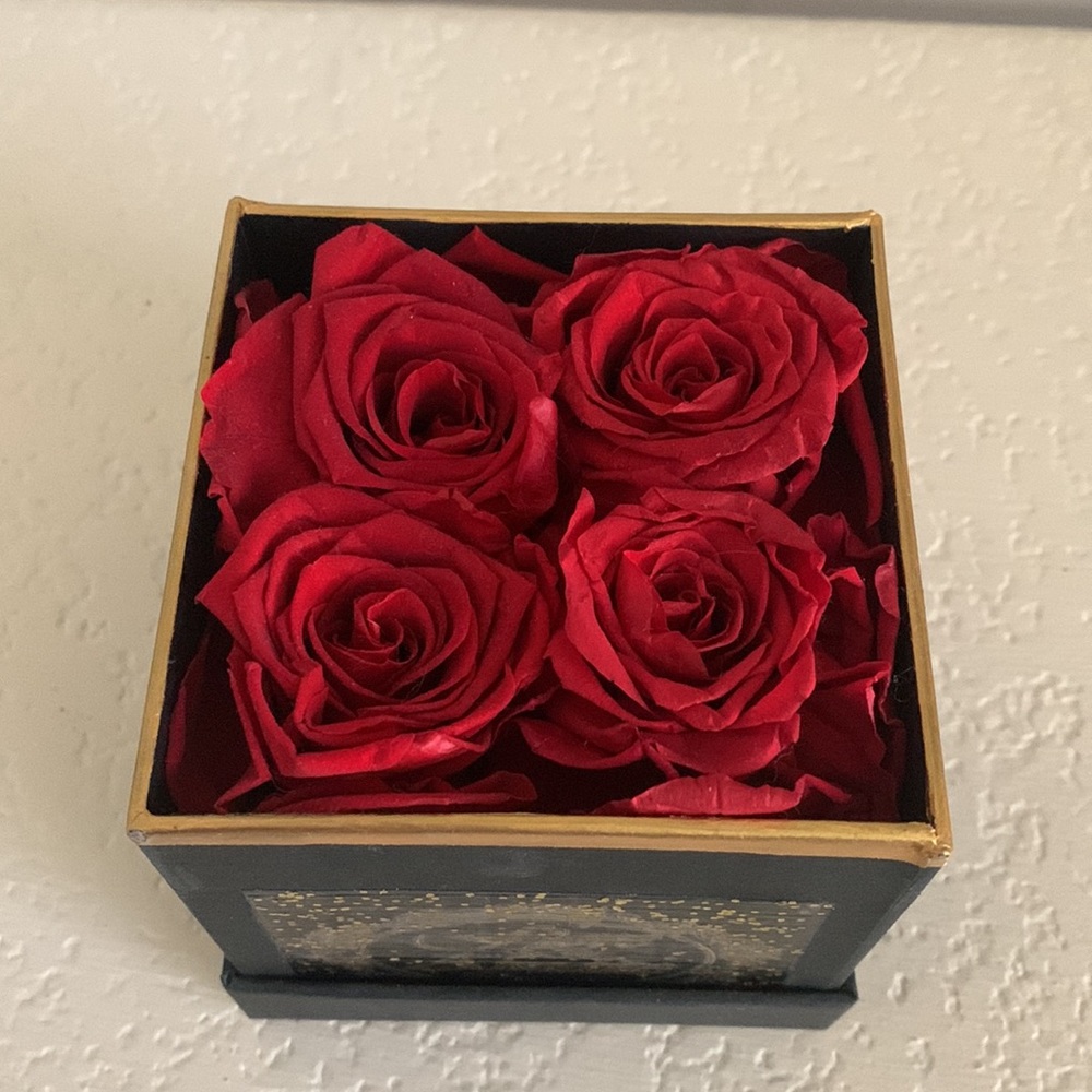 Red Roses In Box - Picture 4 of 6